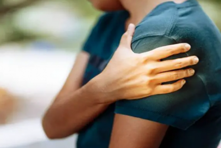 تفسير حلم خلع كتف شخص